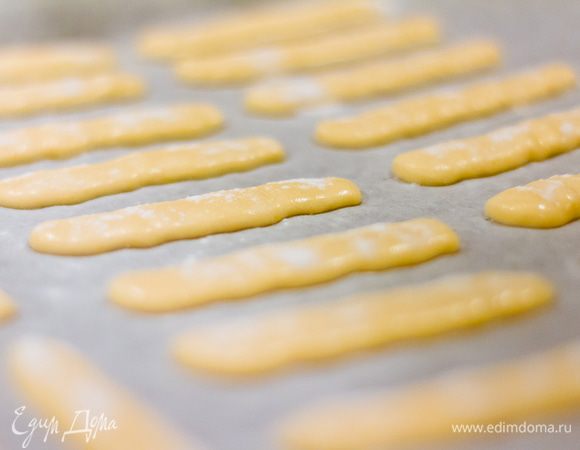 Сверху посыпаем сахарной пудрой, а лишнее сметаем кисточкой, чтобы не пригорело. Ставим противень в разогретую до 200 градусов духовку на 10 минут, потом разворачиваем на 180 градусов и оставляем в духовке еще на 5 минут.