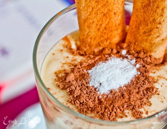 Украшаем десерт корицей, какао и сахарной пудрой. 