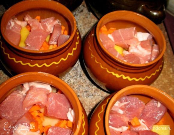 <font style="vertical-align: inherit;"><font style="vertical-align: inherit;">Картофель и морковь очистить, нарезать кубиком. Свинину </font></font>— слайсами. Выложить в горшочки слоями, посолить и поперчить.
