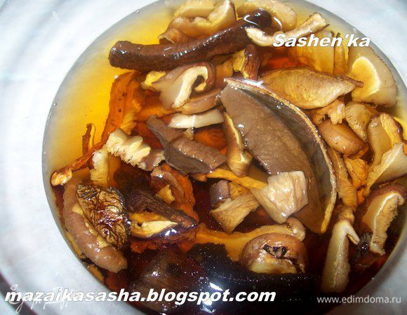 Начнем с того, что зальем сухие грибы кипятком и оставим на 30 минут. Грибы так же можно залить горячим молоком, тогда у них будет более нежный кремовый вкус.