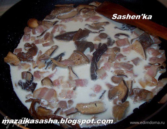 Мелко режем бекон и обжариваем его на сковороде, (можно добавить мелко нарезанный репчатый лук) добавляем к нему грибы, сливки и не много воды в которой отставивались грибы. Тушим минут 5-7. солим, перчим.