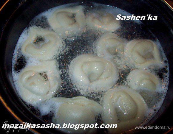 Кладем пельмени в кипящую воду. Как всплыли вытаскиваем. Если Вы переварите пельмени, то в горшочке они просто расползуться и будут не красивыми и не аппетитными.