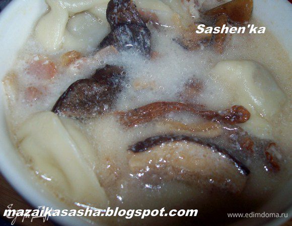 Добавляем бульон в котором варились пельмени, густоту содержимого нашего горшочка варьируйте сами по своему вкусу. Если надо посолите и поперчите еще.