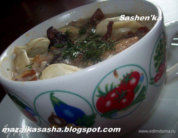 Ставим в духовку, разгретую до 180 гр. на 10- максимум 15 минут, а то пельпени расползутся и выкипит весь соус. Подаем горячим, из горшочка не перекладываем. Присыпаем мелко нарезанным укропом. 