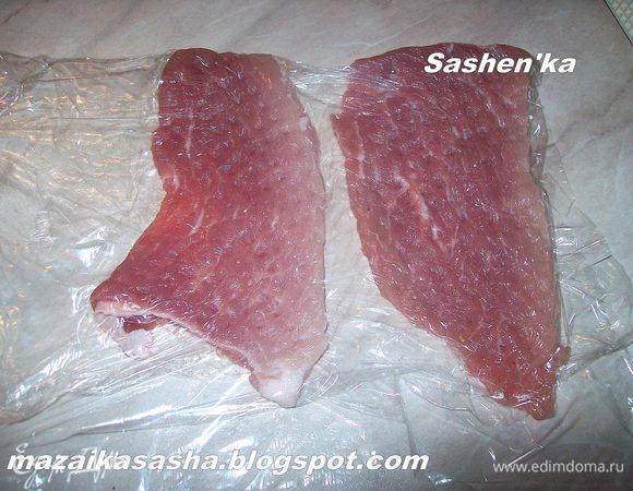 Свинину нарезать тонкими кусочками ширинорй по 4-5 см. Завернуть в пищевую пленку и отбить с двух сторон. Те куски, которые вы видите на фото я порезала пополам. 