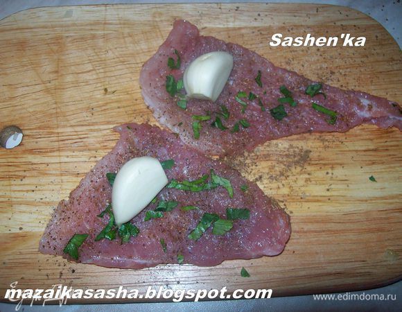 Отбитые куски мяса натираем, солью перцем, молотым кориандром, сухими травами и мелко рубленной кинзой. Выкладываем на каждый кусок мяса 1 зубчик чеснока и заворачиваем в рулет. Скрепляем зубочисткой (перед тем как использовать зубочитски подержите их 10-15 минут в воде, что бы они у вас не сгорели в духовке). Мне кажется, что чеснок лучше порезать на крупные куски..и заворачивать проще и наполнить мясо можно равномернее.