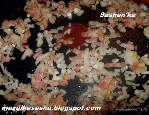 Бекон или ветчину мелко режем и обжариваем на сковороде вместе с мелко нарезанным луком.