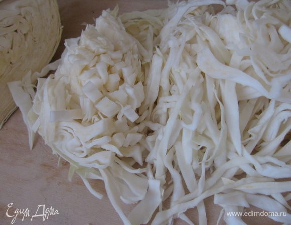 Нагреваем дуxовку до 180С.
Порезанную капусту варим в небольшем количестве воды,пока не станет немного мягкой.Снимаем с огня,немного остужаем и кладем в миску.