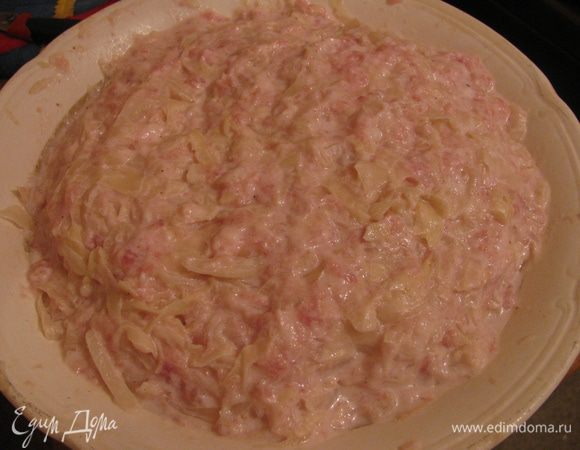 Пассируем лук или перекручиваем вместе с фаршем.Добавляем все оставшиеся ингредиенты к капусте и тщательно перемешиаем.