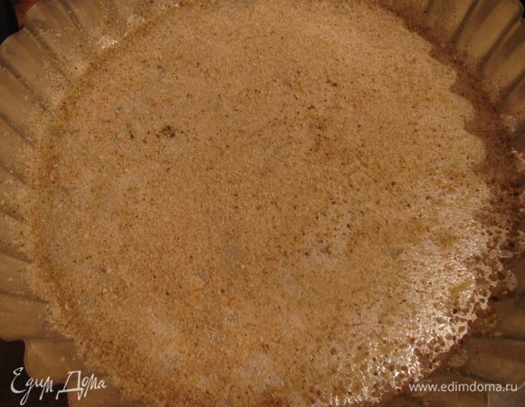 Форму смазываем маслом и посыпаем сухарями.