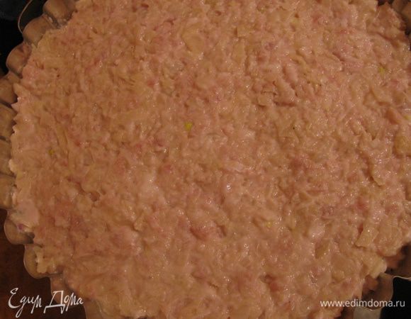 Перемещаем нашу смесь в форму и выпекаем 55-60мин.Минут за 10 до готовности можно посыпать тертым сыром.