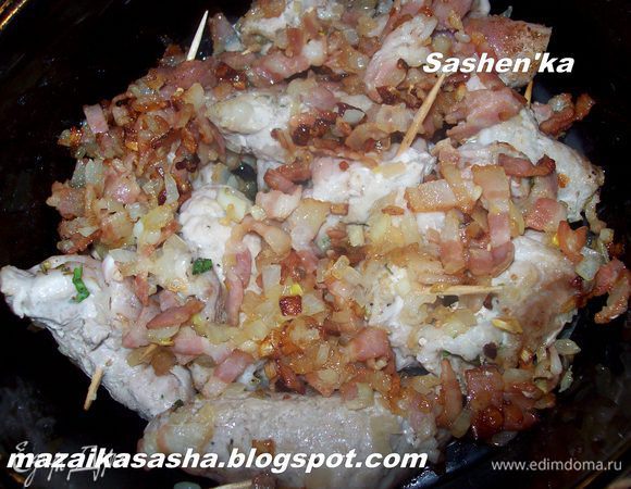 Рулеты вместе с вечинно - луковой поджаркой выкладываем в форму для запекания