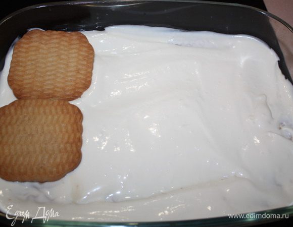 Завариваем кофе, и добавляем в него 30-50 мл лекера. Как только кофе остынет, начинаем формировать десерт. Для этого на дно глубокой формы, выкладываем печенье рядами, перед этим хорошенько обмакнув его в кофе. После того, как выложим ровный слой печенья, слегка поливаем его еще раз кофем и выкладываем крем. Как правило, на этот слой крема, я кладу или бананы, или размороженную вишню. С вишней мне тирамису нравится больше, так как сочетание кофе, вишни и крема - потрясающее. Некоторым гостям ближе банановые прослойки, а Вы, может быть, придумаете свой вариант. В любом случае, испортить тирамису невозможно, если контролировать количество сахара в креме.
Затем, повторяем слой печенья, выложенный по той же схеме, крем и в холодильник на пол дня. Перед падачей, нужно посыпать какао. Приятного аппетита!   