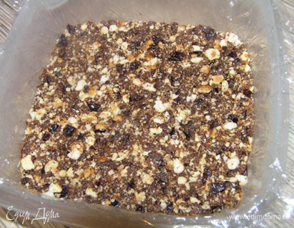 Выложить массу в форму, застеленную пищевой пленкой, разровнять и убрать в холодильник. 