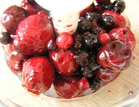 Желатин замочить в вишневом соке. Ягоды поместить в чашу блендера,