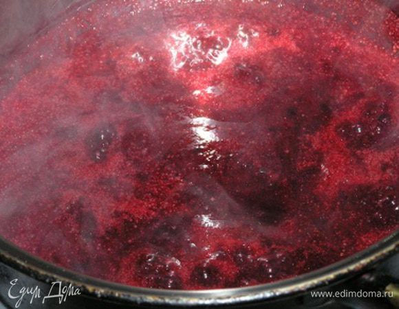 выложить в кастрюльку, вскипятить, добавить сироп и сахар. Готовить на медленном огне 2-3 минуты, снять с огня. Затем добавить набухший желатин с соком, хорошо перемешать до растворения желатина. 