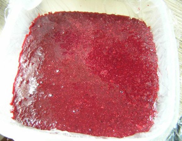 Немного остудить и вылить в форму поверх основы. Убрать в холодильник на 6-8 часов.