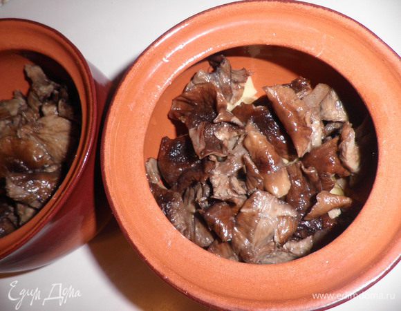 Грибы отварить и добавить в горшочки.