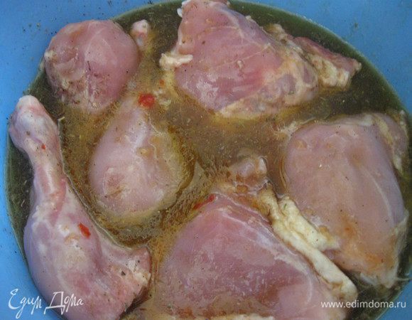 Замочить кусочки курицы в соусе на 2-6 часов. 