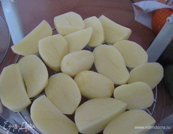 Картошку режем пополам,солим, выкладываем на нижнюю решетку