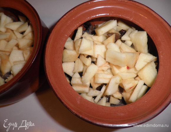 У яблока удалить середину, само яблоко очистить и нарезать кусочками. Выложить в горшочек на грибы.
