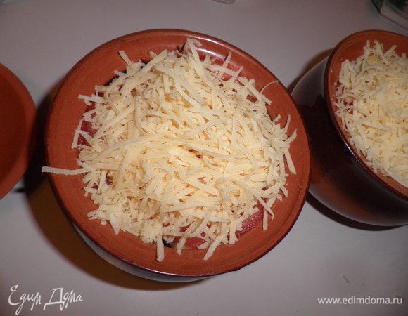 Сверху горшочки посыпать натёртым на мелкой тёрке сыром.