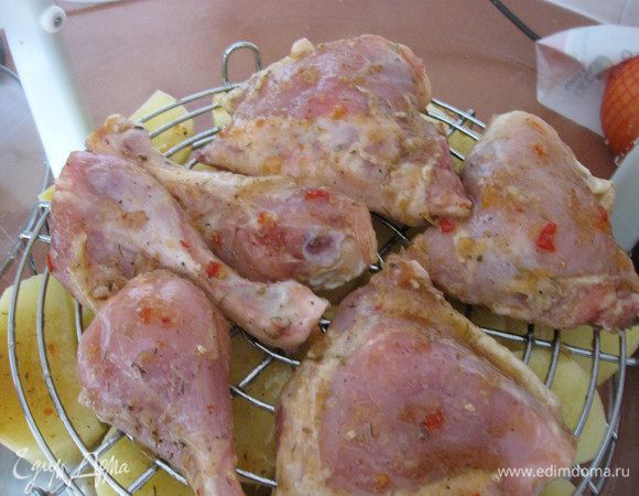 На среднюю – кладем курицу. 
