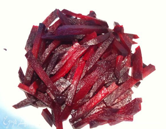 Свеклу отварить до готовности, остудить и нарезать тонкой соломкой...