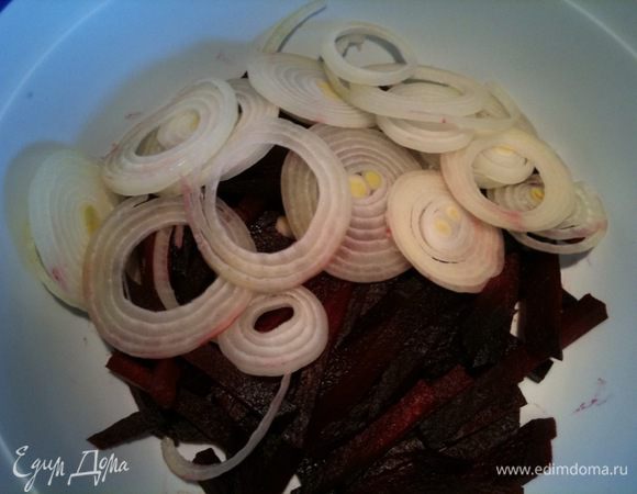 Лук нарезать тонкими кольцами и добавить к свекле...