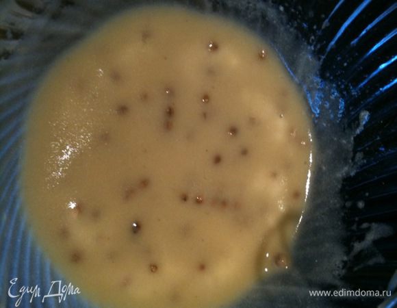 Приготовить заправку, смешав все инградиенты венчиком до однородной массы...