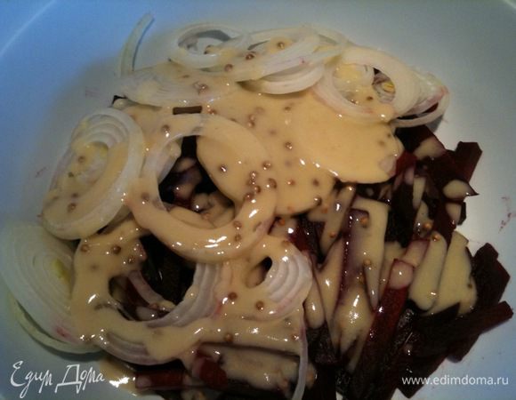 Свеклу с луком залить заправкой...