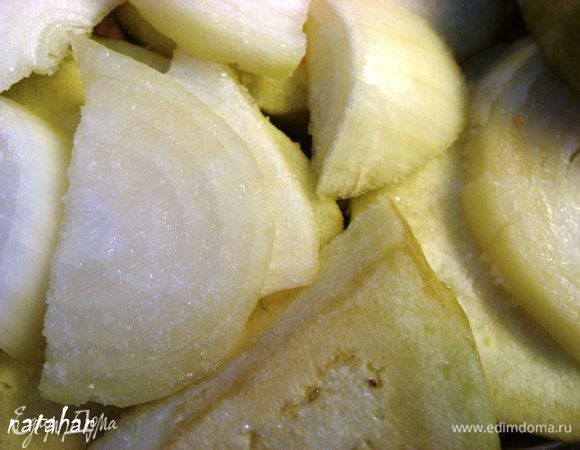 Репчатый лук почистить, помыть, обсушить бумажным полотенцем  и нарезать полукольцами толщиной около 1 см.
Форму для запекания застелить фольгой , смазать ее 1 ст.л. растительного масла. Выложить на дно формы "пятаки" баклажан, а сверху - лук. Немного посолить и поперчить.