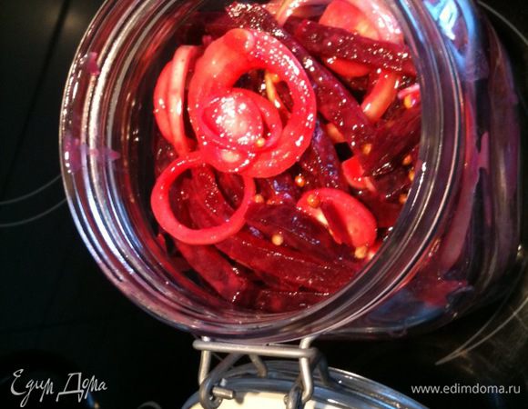 Выложить заправленную свеклу в баночку и поставить в холодильник настаиваться, минимум на 30 минут...