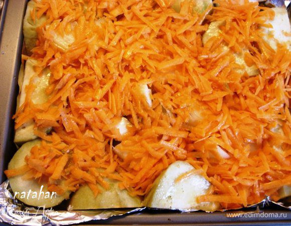 Включить духовку для разогрева на 200 градусов. Морковь почистить, помыть, обсушить бумажным полотенцем и натереть на крупной тёрке. Добавить её в форму для запекания. Сверху всё это полить растительным маслом (тонкой струйкой) и поставить в духовку запекаться на 10-15 минут. 