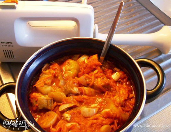 Приготовить блендер. Достать форму с овощами. Аккуратно переложить всё в кастрюлю и оставить на 10-15 минут остужаться.