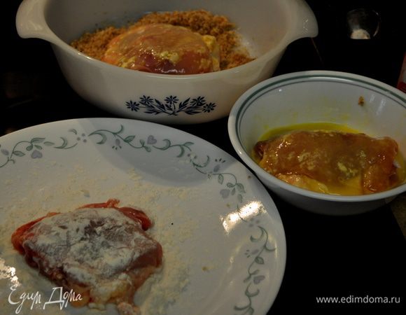 Выложить на три разных блюда. Хлебную крошку с пармезаном,затем в другое блюдо муку и в третье, яйцо,которое слегка взбить. 