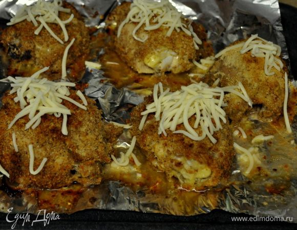 Выпекаем по времени столько, сколько нужно.Т.е куриные грудки меньше,чем мясо с косточкой.У меня с костью шли все кусочки, я выпекала 45мин. ,прикрыв кусочки затем фольгой ,как хлеб слегка станет хрустящим.Вынимаем из духовки выкладываем поверх на каждый кусок моцареллу и ставим обратно в духовку на 2-4мин.