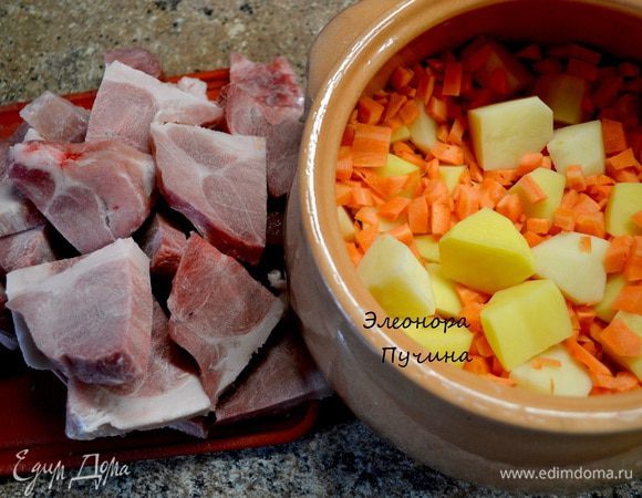 Беру большой глиняный горшочек.На дно нарезаю картошку,затем морковку кубиком,свиное мясо,наливаю кипятка до середины продуктов.Ставлю в духовку,довожу до полу-готовности.