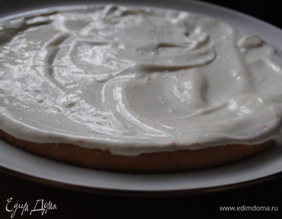 Готовим сметанный соус: смешать сметану с сахаром и апельсиновой цедрой. Пропитать соусом все 3 коржа (оставить немного соуса, чтобы смазать края торта). Оставить их на 20-30мин для пропитки.