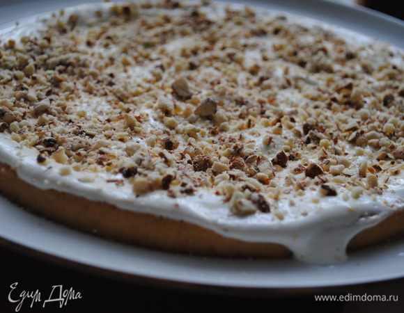 Миндаль перемолоть в мелкую крошку. Когда коржи пропитаются, посыпать 2 коржа орехами.