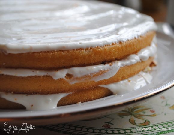 Собираем торт. Сверху должен быть корж без орехов.