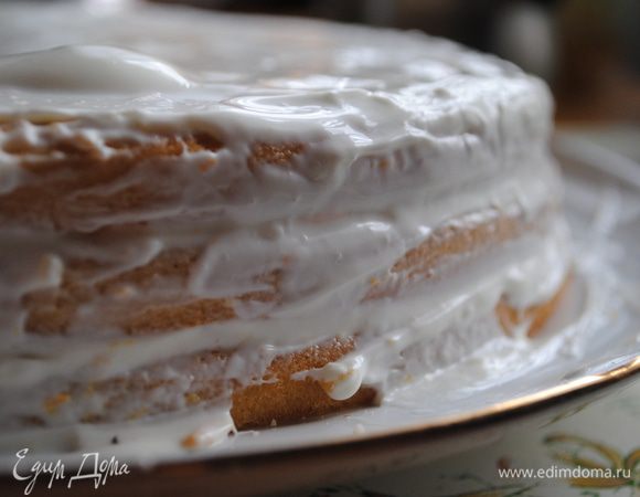 Оставшейся сметаной смазываем края торта.