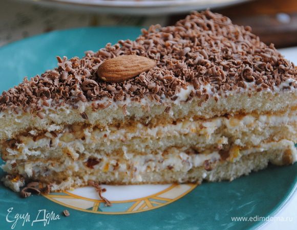 Теперь нужно натереть на мелкой терке шоколад и посыпать им торт. Украсить торт орехами. Готово!