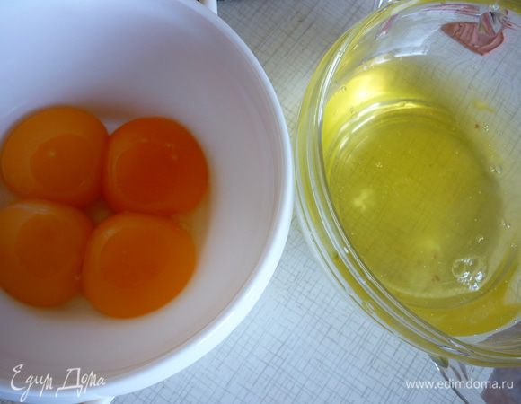 От 4 яиц отделить желтки от белков.