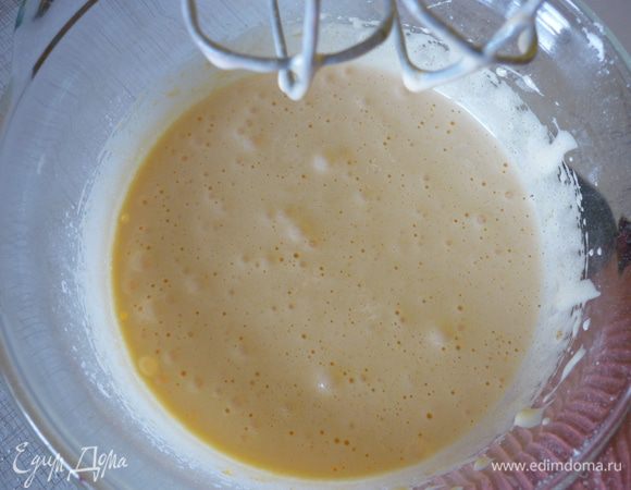 Одно целое яйцо и один желток растереть со стаканом сахарной пудры добела.