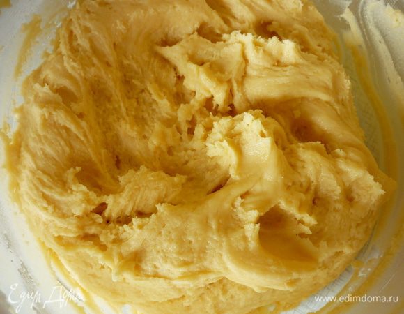 Добавить сливочное масло,муку и вымесить тесто,завернуть в плёнку и убрать в холодильник на 1-3 часа.