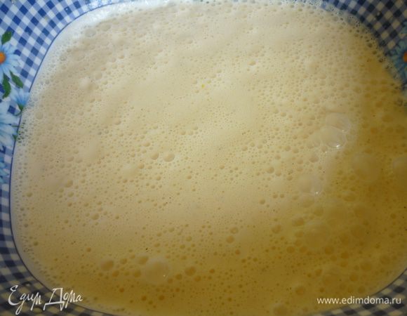 Творог протереть через сито,добавить сливки,желтки,целое яйцо,цедру лимона,семена стручка ванили или эссенцию,сахарную пудру.Всё тщательно перемешать.