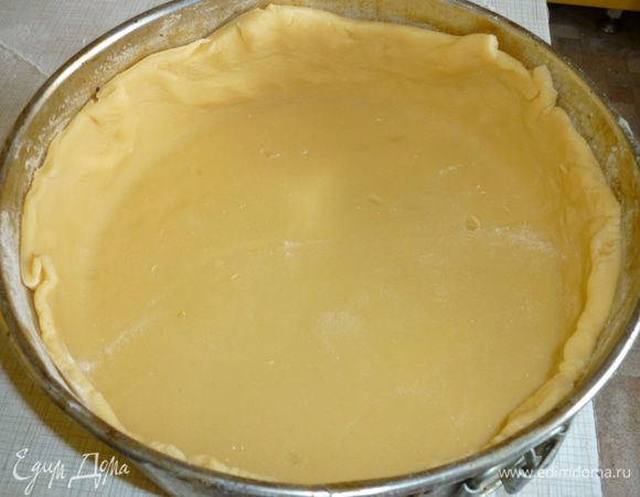 Разъемную форму диаметром около 28 см смазать маслом, немного присыпать мукой. Тесто вынуть из холодильника, 2/3 теста раскатать, положить в форму и сделать бортики 5 см.Прикрыть пергаментом,на него насыпать фасоль.Поставить в разогретую духовку на 15 минут при 200 градусах.Из оставшегося теста сделать полоски.