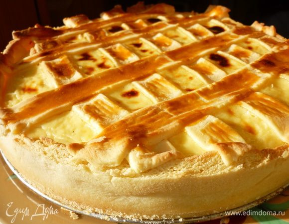 Убавить огонь до слабого и выпекать ещё 15 минут.Готовый пирог переложить на блюдо и посыпать сахарной пудрой.Приятного аппетита!!!