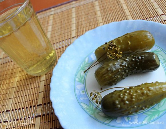 В солянку обязательно добавляют огуречный или капустный рассол. Но рассол должен быть именно от соленых огурцов, а не от маринованных. Рассол добавляется к бульону в пропорции 1:5–1:6. Таким образом, на 200 мл рассола я использовала 1,2 л готового мясного бульона.